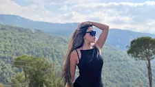 أمام حمام سباحة.. سارة سلامة بإطلالة صيفية وسط الطبيعة- صور