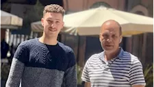 سفير مصر بإيطاليا يكرم مصريًا وابنه بعد سيطرتهما على متهم في حادث دهس بمودينا