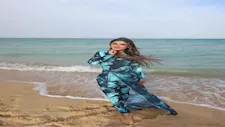 "على شاطئ البحر".. 13 صورة لزوجة إمام عاشور في المصيف