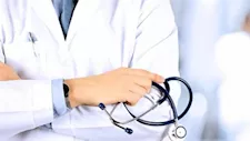 بعد أزمة نظام الطيبات.. لماذا يتم سحب تراخيص الأطباء؟