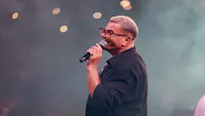 بالفيديو.. أول رد من عمرو دياب على اتهامه بإحراج يسرا 