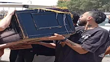 إبراهيم سعيد يشيع جنازة والدته (صور)