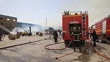 محافظ بني سويف يتابع جهود السيطرة على حريق مصنع ورقة -صور 