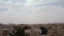 عاصفة ترابية تضرب الوادي الجديد وتحذيرات عاجلة للسائقين (صور)