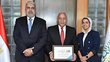 لأول مرة في القطاع المصرفي.. نسخة صديقة للبيئة من بطاقة "ميزة" من البنك