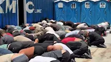 مكبلون وراكعون.. بن غفير يتباهى بالاعتداء على معتقلي "أسطول الصمود"- فيديو