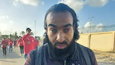 مشجع من ذوي الهمم أمام استاد برج العرب يكشف توقعاته لمباراة الأهلي والمصري