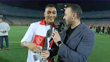 مصطفي محمد يحتفل مع لاعبي الزمالك في ستاد القاهرة (صور)