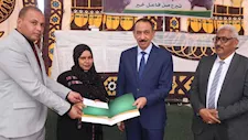 محافظ سوهاج يسلم 20 شيك زواج و15 رأس ماشية للأسر الأولى بالرعاية