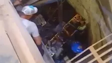 بطولة تحت الأرض.. مسعفان ينقذان عاملاً من بئر صرف صحي بأسيوط -صور 