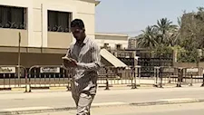 وصول الشاب «إسلام» ضحية ارتداء الملابس النسائية إلى محكمة جنايات بنها