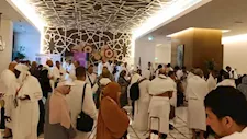 بعد رصد مخالفات جسيمة.. بعثة الحج السياحي تستبدل فندقًا بالعزيزية
