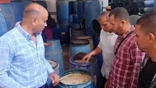 حملة تموينية تضبط 34 طن مخللات فاسدة داخل مصنع بالمنيا (صور)