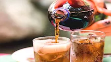 مخاطر تناول المشروبات الغازية بإفراط في ليالي العيد 