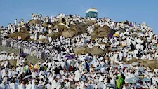 حجاج بيت الله يتوافدون إلى مسجد نمرة للاستماع إلى خطبة عرفة 