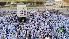 مشاهد من توافد حجاج بيت الله الحرام إلى عرفات