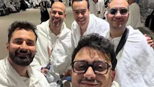 بملابس الإحرام.. أحمد حاتم يؤدي فريضة الحج بصحبة  المنشد مصطفى عاطف 