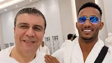 محمد رمضان يؤدي مناسك الحج رفقة الإعلامي عمرو الليثي.. صورة