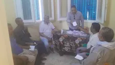 رؤساء قرى الخارجة يكرمون عمال النظافة بعيديات ومكافآت مالية قبل عيد الأضحى