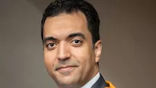 محمد الألفي أول مصري يرأس الكلية الملكية لجراحي العيون ببريطانيا