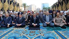عقب أداء صلاة العيد.. محافظ الجيزة يتبادل التهاني مع المواطنين ويشدد على انتظام الخدمات
