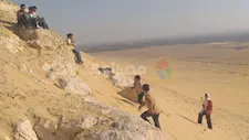 بالصورـ تسلق الجبال والتزلج على الرمال يجذبان شباب أسيوط خلال عيد الأضحى