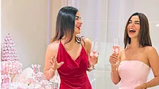 "أجمل من بعض".. رانيا منصور تحتفل مع شقيقتها بعيد الأضحى 