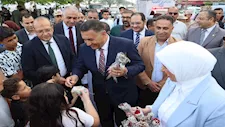 محافظ القليوبية يشارك المواطنين فرحة العيد بكورنيش بنها ويوزع الورود والهدايا- صور