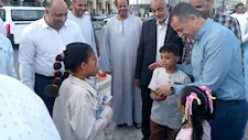 بمناسبة العيد.. محافظ أسوان يوزع كروت تهنئة السيسى والعيدية على الأطفال- صور