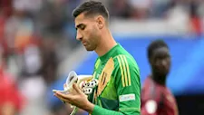 بسبب مشجع في المدرجات.. حارس رايو فايكانو يوقف مباراة نهائي الدوري الأوروبي.