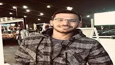 ترك التدريس وجدارياته تزين ميادين البحيرة.. من هو صاحب مجسم الغوريلا الحمراء؟