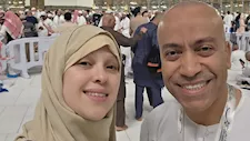 سامح حسين يشارك صورا مع زوجته من الحرم المكي ويعلق: "إنهاردة العيد بتاعي"