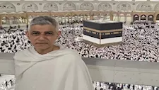 عمدة لندن يُؤدي مناسك الحج.. ويوجّه رسالة من مكة: كلنا متساوون أمام الله (فيديو)