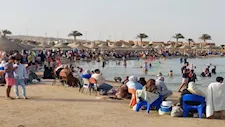 فسحة العيد بـ 10 جنيهات.. شواطئ طور سيناء وحمام موسى تجذب المحتفلين بالأضحى