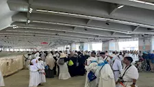 بعثة الحج السياحي: انتظام تفويج الحجاج إلى الجمرات واستقرار الخدمات بمخيمات منى