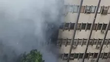 الدخان وصل للسماء.. حريق هائل يلتهم مخزن تابع لشرطة المرافق بأسوان