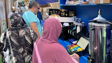 طعام ومشروبات ومثلجات.. خدمات متواصلة لحجاج السياحة داخل مخيمات منى