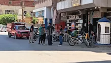 أمام المستشفى.. أسرة الفنان أحمد حلمي تنتظر خروج جثمان والدته ببنها