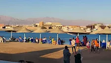 شاطئ القمر يخطف الأنظار.. إقبال كثيف على شواطئ جنوب سيناء في ثالث أيام العيد