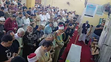 الفنان يؤم المصلين.. 25 صورة من جنازة والدة أحمد حلمي ببنها