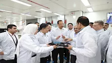 باستثمارات 100 مليون دولار.. وزير الاتصالات يتفقد مصنع سامسونج ببني سويف