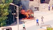 تحولت لهيكل معدني وخردة.. النيران تلتهم "ميكروباص" داخل مغسلة في أسيوط -صور