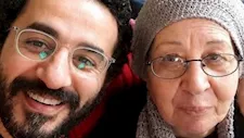 صورة وكلمات مؤثرة.. كيف ودعت شقيقة أحمد حلمي والدتها عبر "فيسبوك"؟