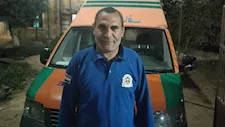 شجاعة استثنائية.. مسعف يخاطر بنفسه لإنقاذ عامل من بيارة صرف بسوهاج