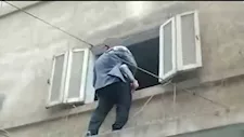 فيديو أثار الجدل.. هل يعاقب القانون الأب على تسلق منزل الطليقة لرؤية الأبناء؟