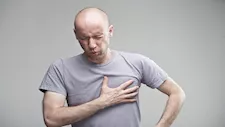 ما أسباب وأعراض الذبحة الصدرية؟