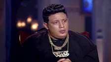 بكاء حمو بيكا بجوار نعش والده.. لقطات مؤثرة من الجنازة بالإسكندرية