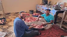سائح إيطالي يشارك أهالي الضبعية بالأقصر في توزيع لحوم الأضاحي