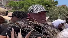 "مقصرتش والله يا أبويا".. حمو بيكا ينهار أمام قبر والده في الإسكندرية (صور)