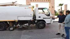 تعطلت لمدة 3 سنوات.. محافظ أسوان يتفقد المكنسة الآلية بعد إصلاحها (صور)